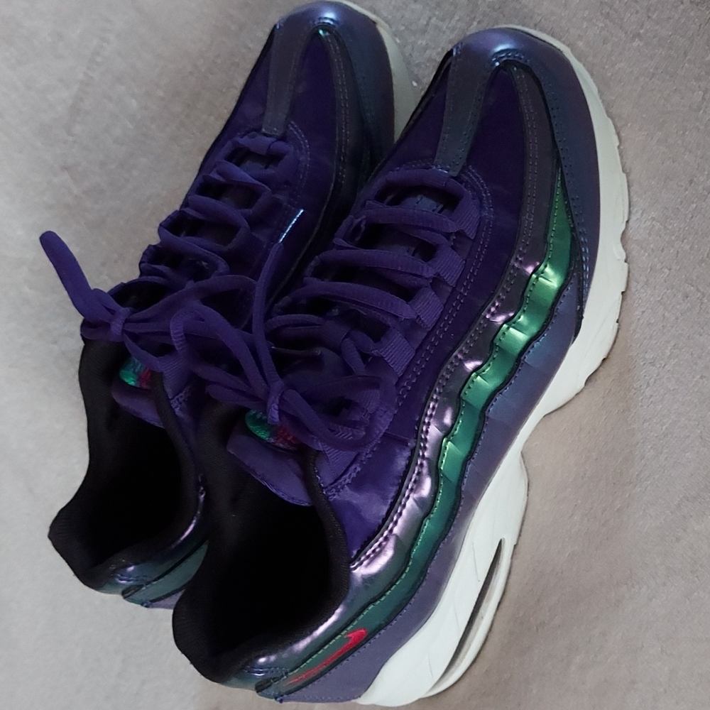 2018 NIKE Air Max 95 SE Metallic Colorway AJ1899 500 Purple Green & Blue